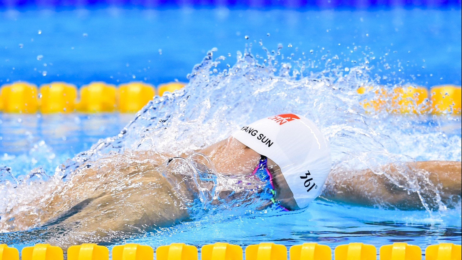 国际热身赛中国女足逆袭 球迷热情高涨，国足热身赛大胜